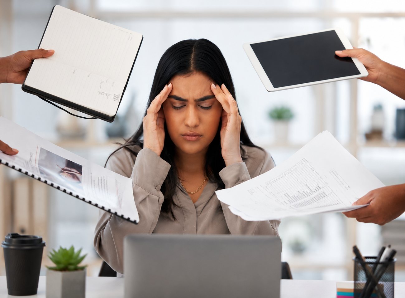 Profesional en contexto laboral con múltiples demandas